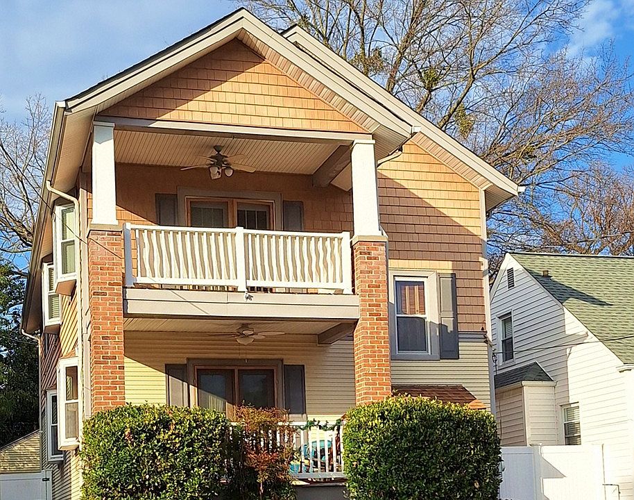 Duplex in Colonial Place