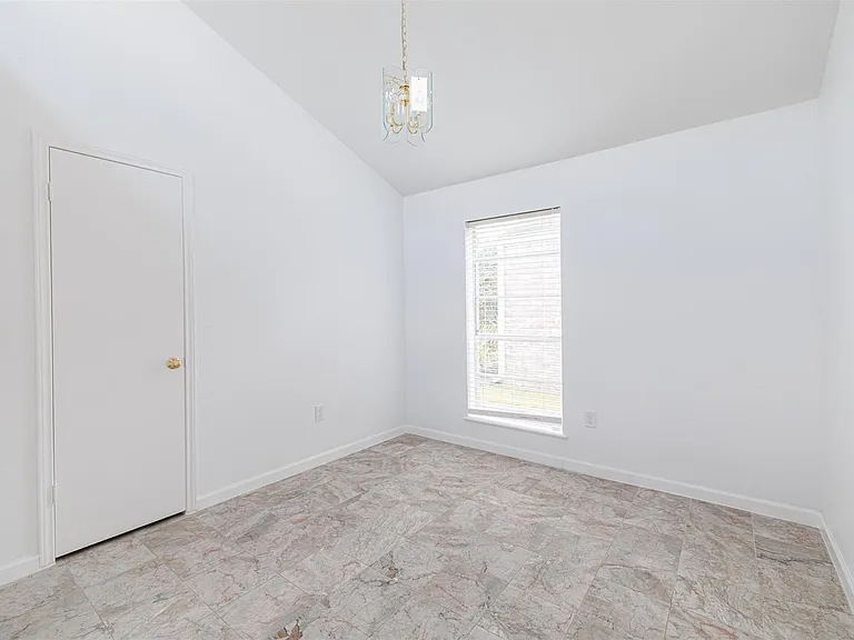 13911 Locke Ln — Photo 8