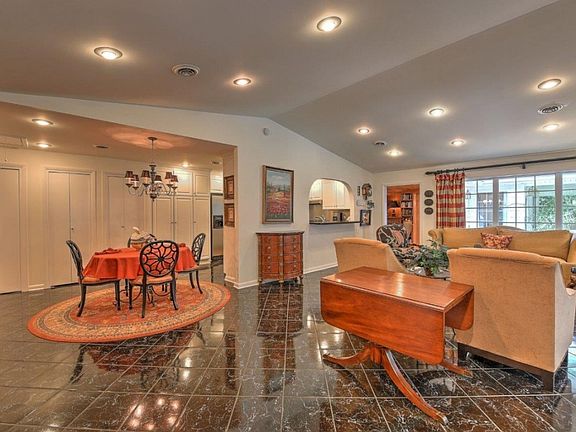 5th image of 702 Mountain View Cir S