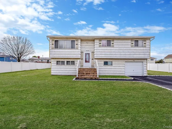 42 Centerwood Street, West Babylon, NY 11704