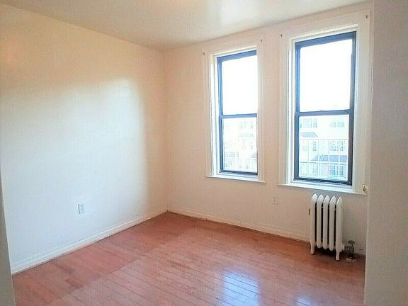 5th image of 1647 Park Pl APT 3F