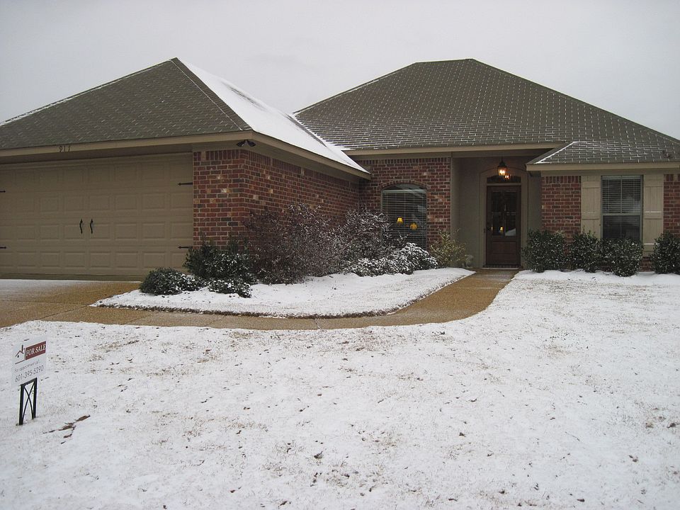 1st image of 917 Clubhouse Dr
