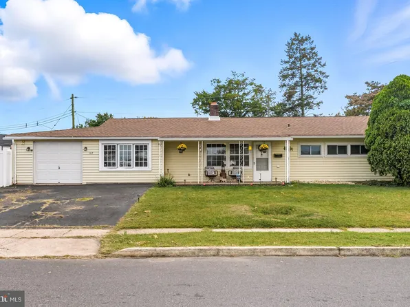 167 Farmbrook Dr, Levittown, PA 19055
