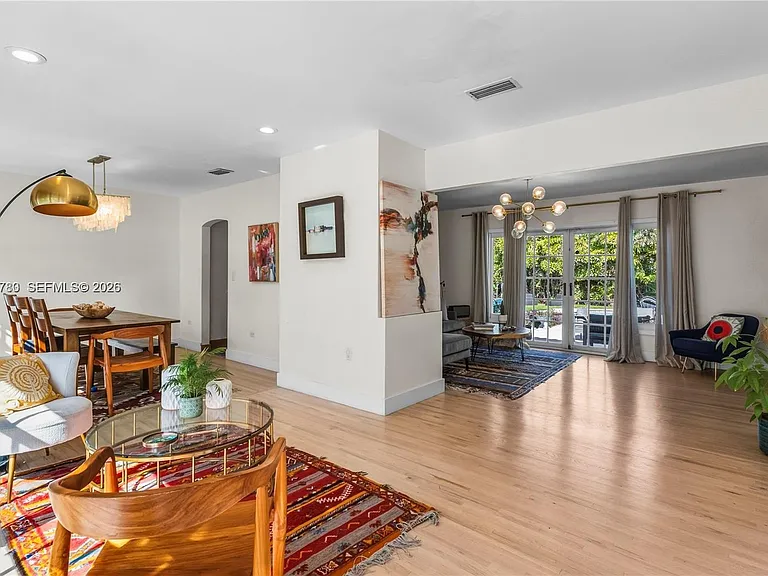 1875 Alamanda Dr — Photo 7