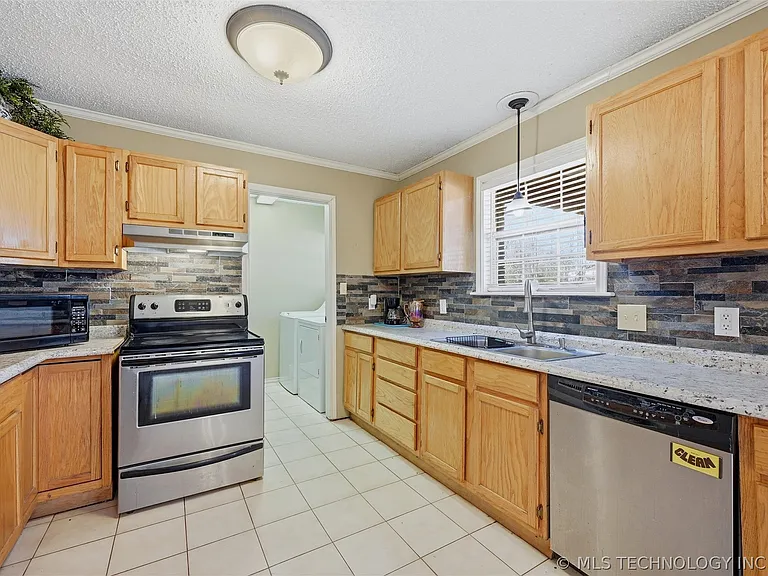 805 Harkey St — Photo 10