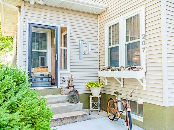 3rd image of 207 N Chestnut St
