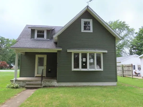 705 N Riverside Dr, Winamac, IN 46996