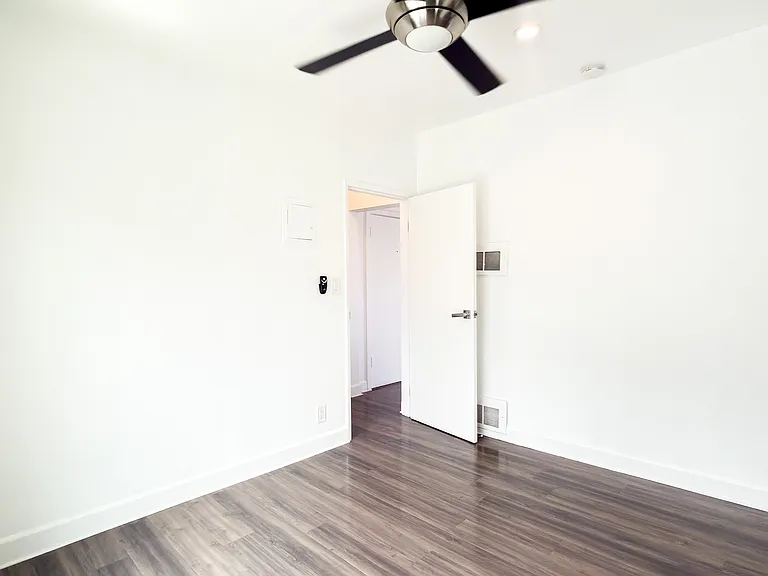 319 N Heliotrope Dr — Photo 12