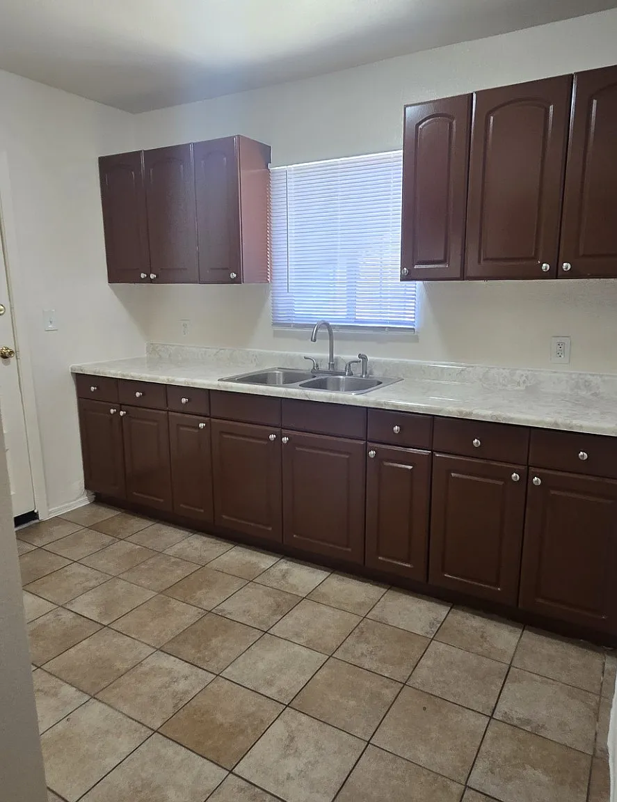 3 bed, 810 sqft, $2,995 — Photo 1