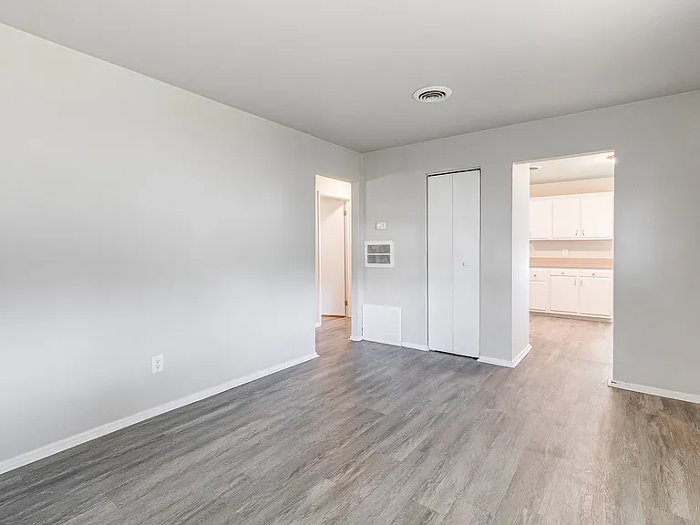 2106 Wood St — Photo 3