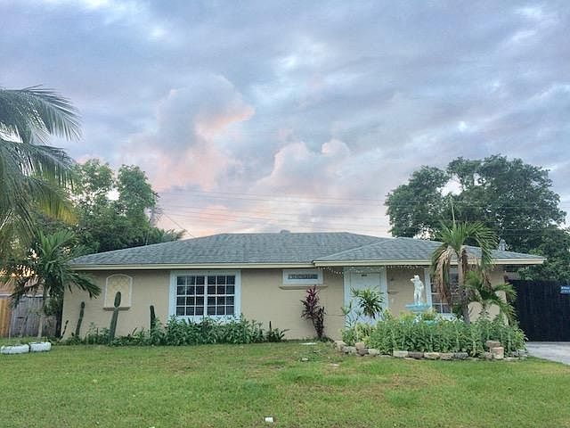 1st image of 899 Scott Dr