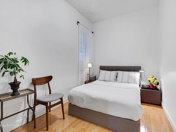 3rd image of 44 W 65th St #2B