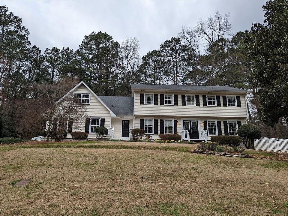 1st image of 325 Lakeshore Dr NE