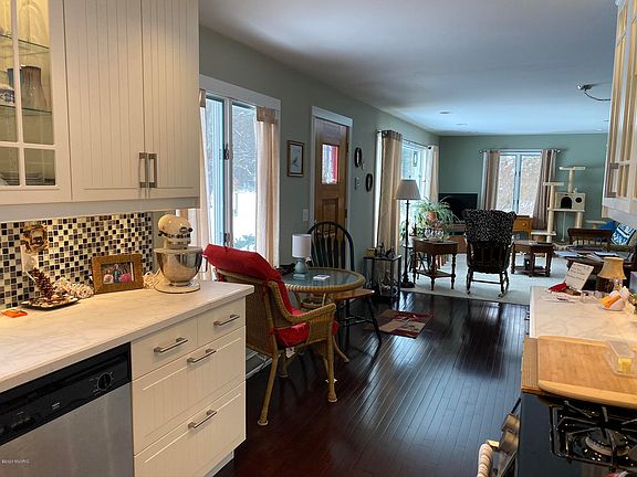 3rd image of 8820 Osmo St