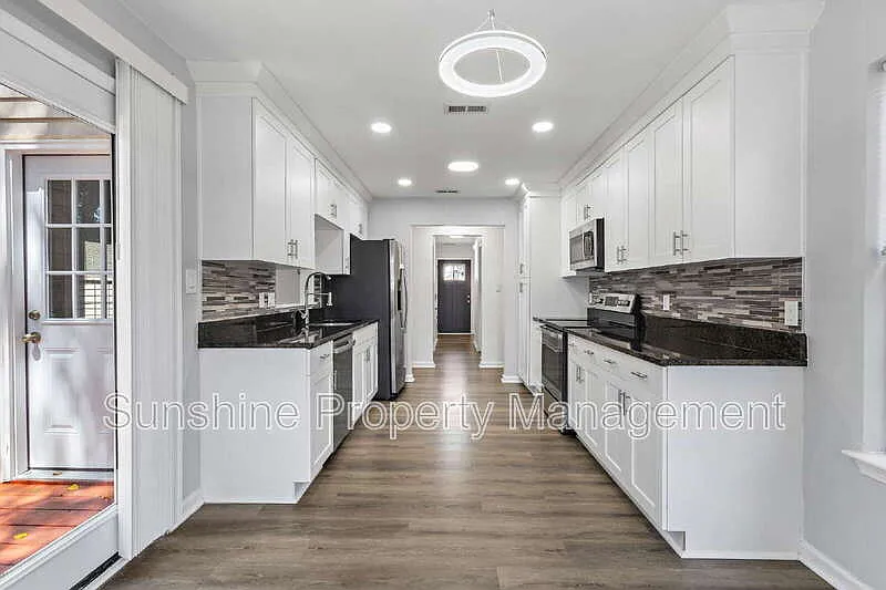 4 bed, 2.5 bath, 2200 sqft, $2,900 — Photo 3