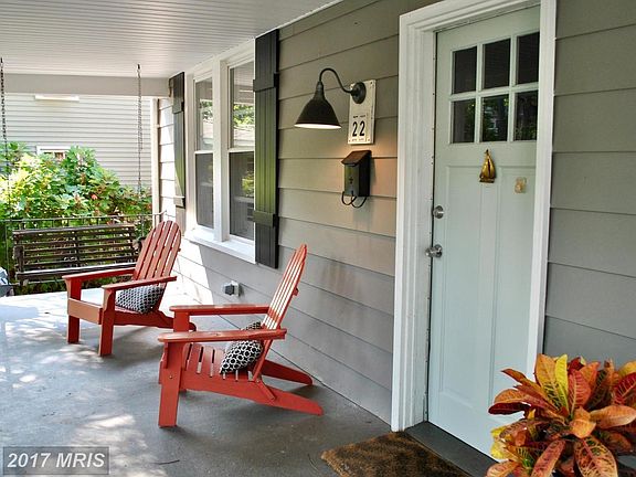 Munroe Ct.is a front porch-friendly neighborhood!