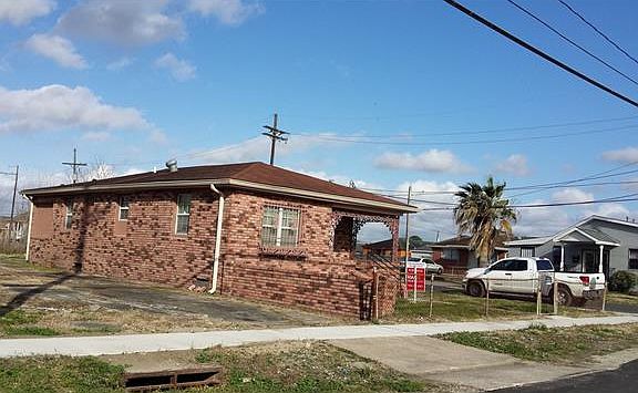 2nd image of 5909 N Derbigny St