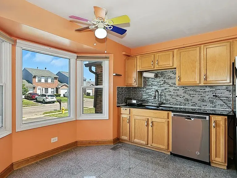 1352 Georgetown Dr — Photo 3
