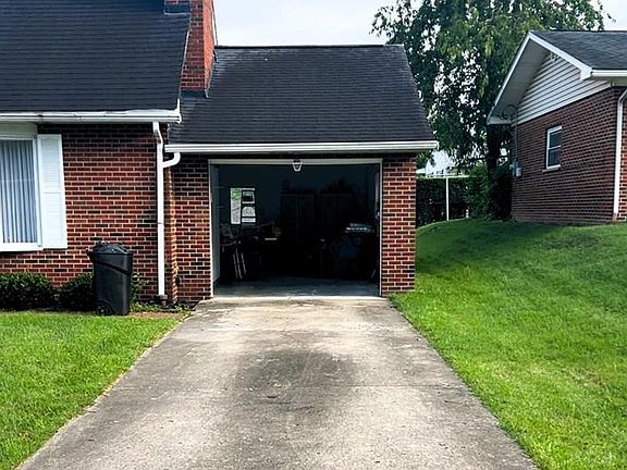 4th image of 1925 Oakridge Dr