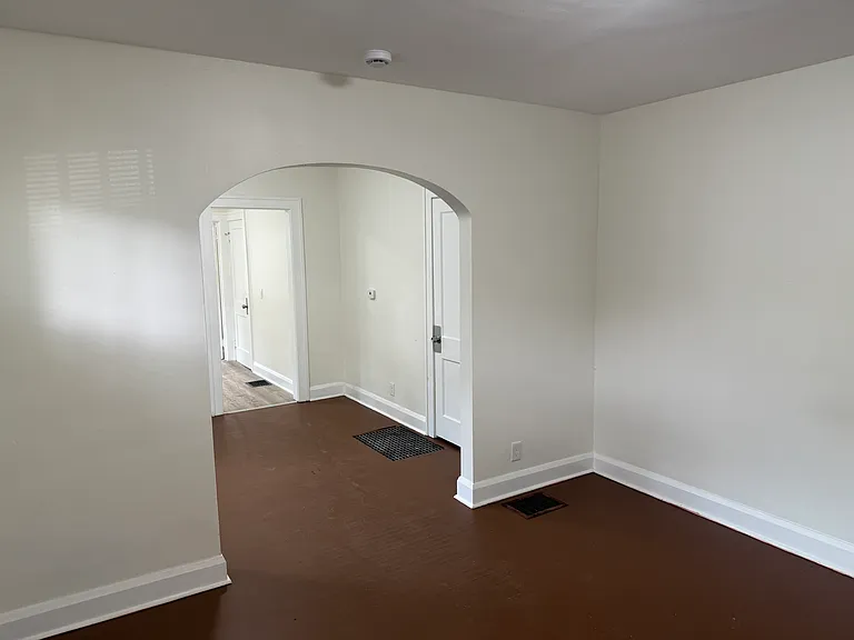 929 N Chester Ave — Photo 7