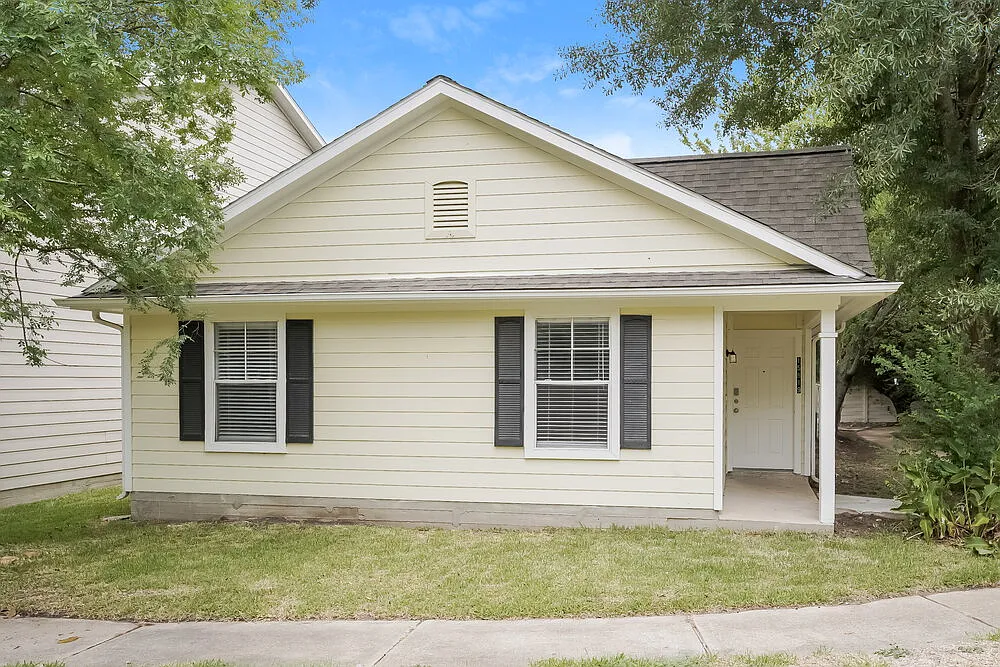 3 bed, 2.0 bath, 1440 sqft, $1,685 — Photo 1