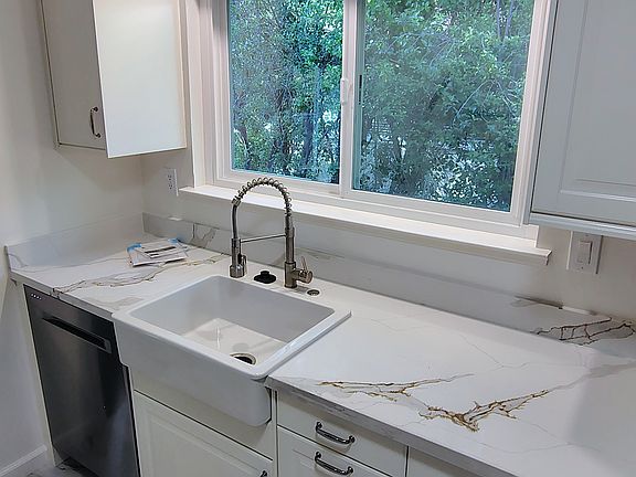 5th image of 800 University Ave APT 8