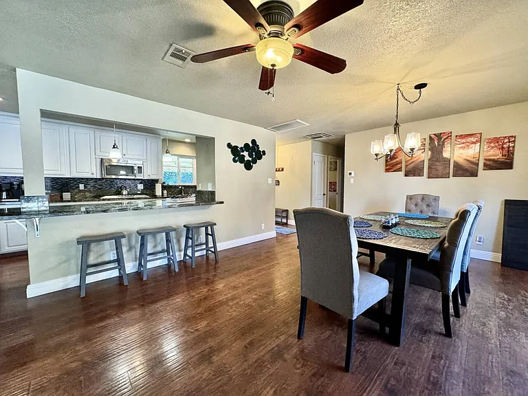 Crestview Dr — Photo 2