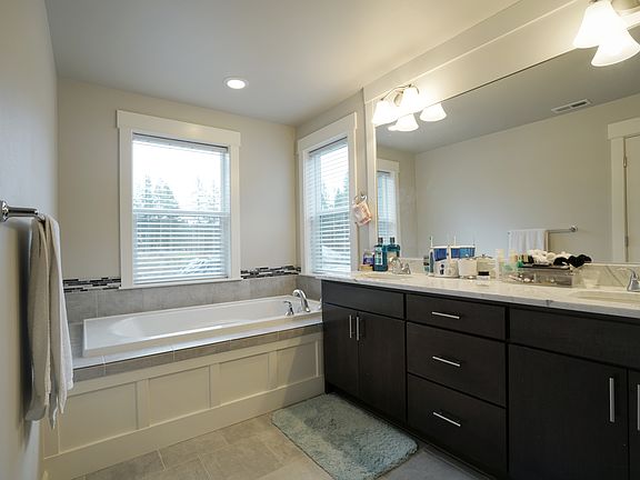 5th image of 1409 246th Ave NE
