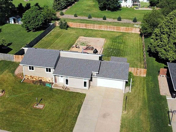 2nd image of 35 Redwood Dr