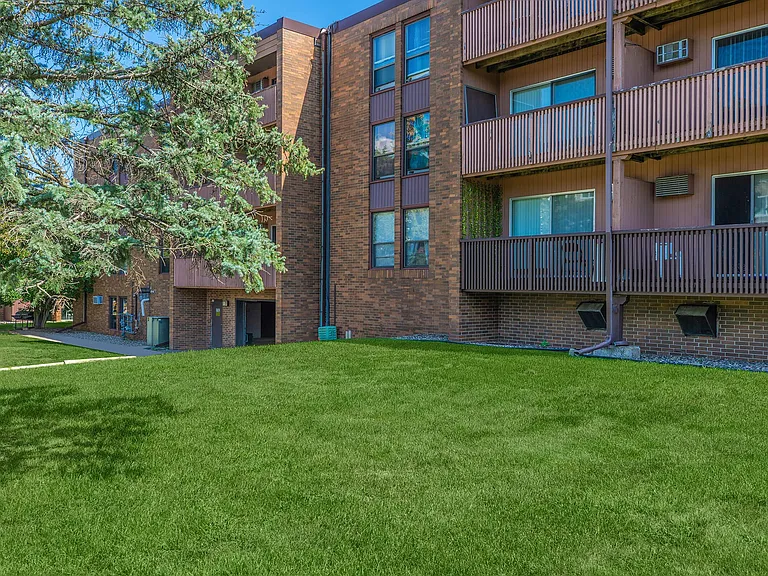 Holiday Acres Apartments — Photo 18