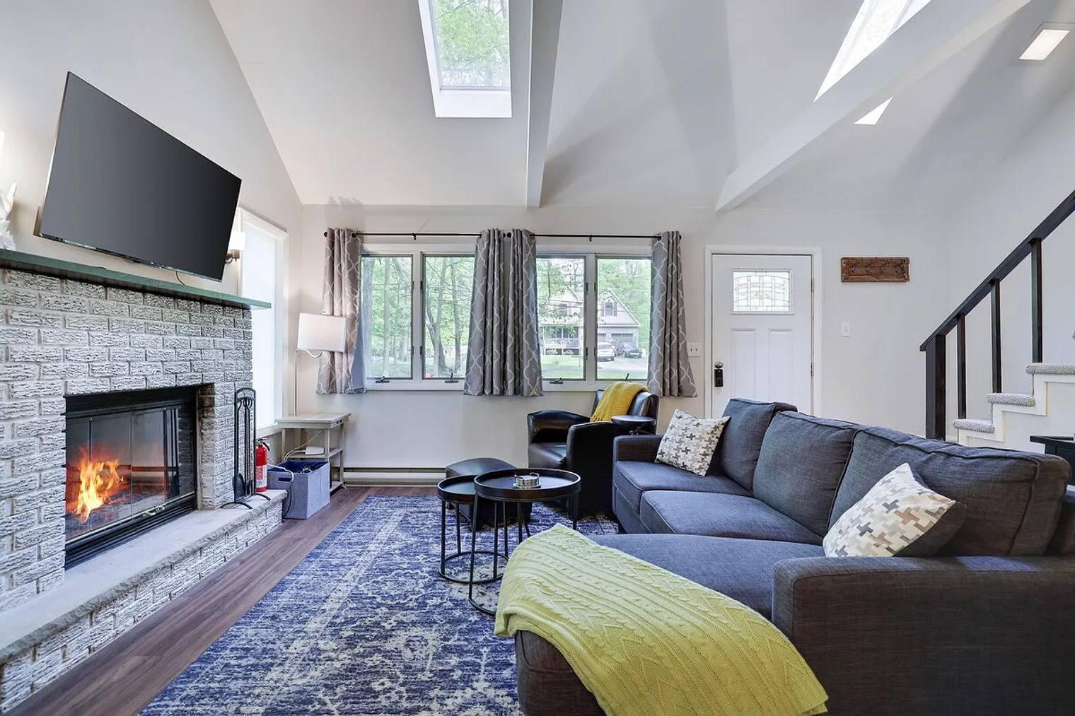4 bed, 2.0 bath, 16145 sqft, $6,768 — Photo 1
