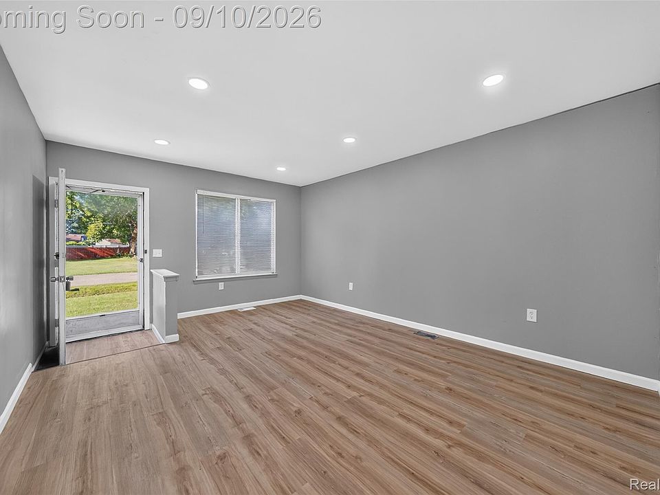 24935 Trombley St, photo 5