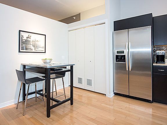 5th image of 860 W Blackhawk St #304