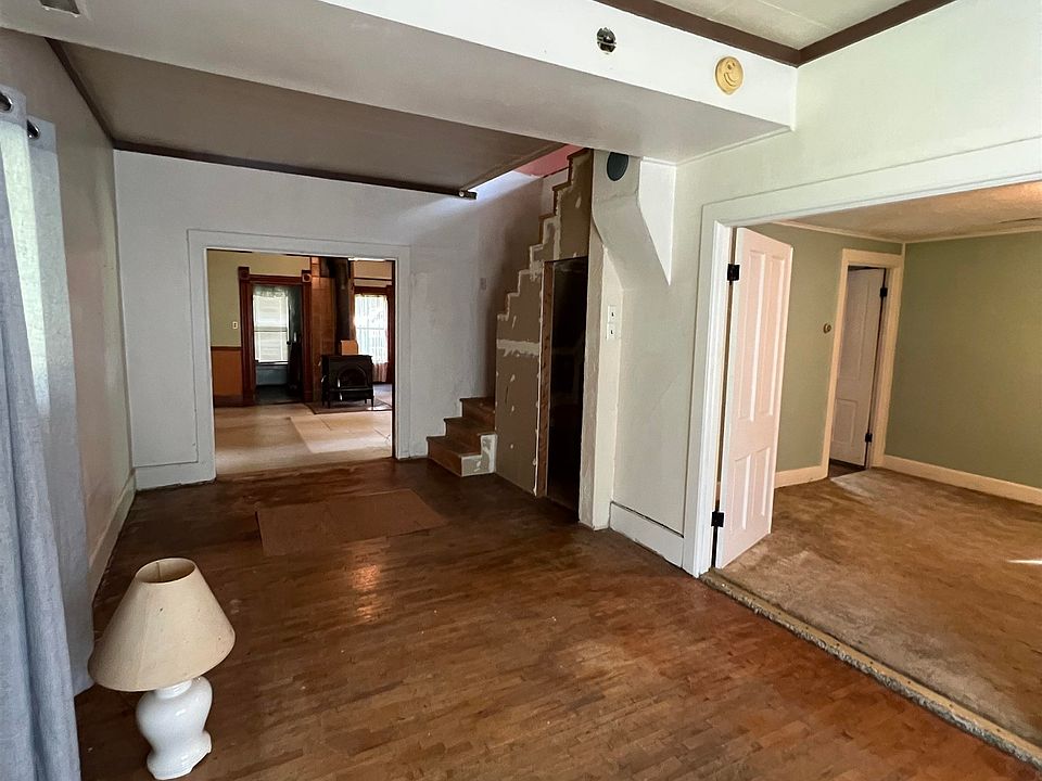 22nd image of 825 Ballard St