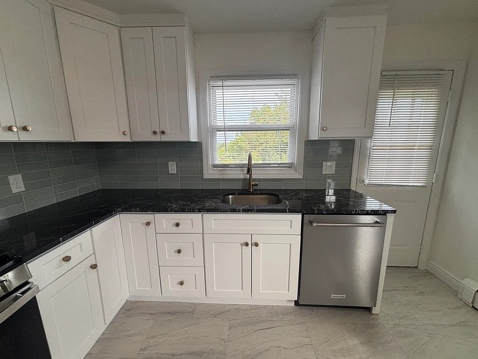 3 bed, 1.5 bath, 1200 sqft, $3,500 — Photo 2