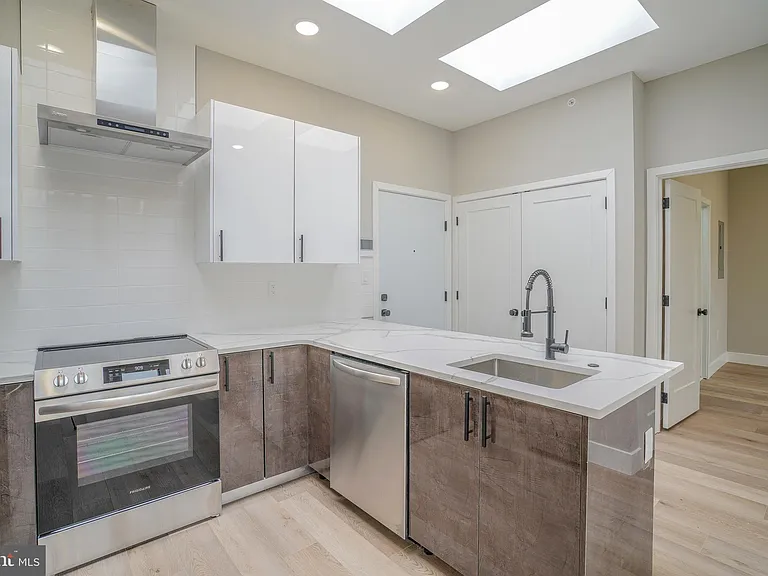 1503 N Front St #6 — Photo 3