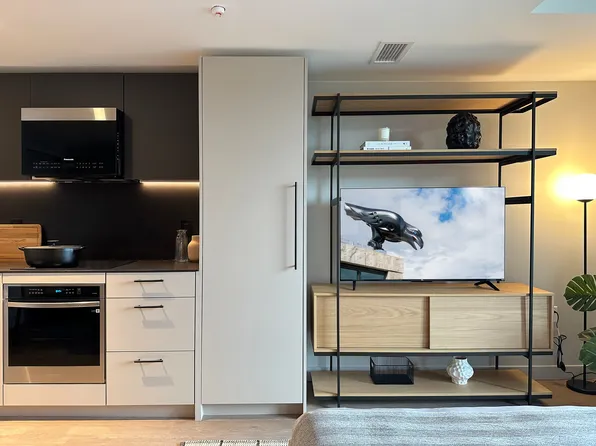 The Raven, 3709 Broadway W, Vancouver, BC V6R 2B9