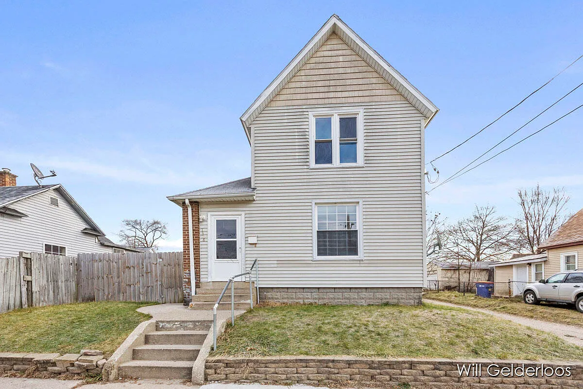 1348 Marshall Ave SE photo 1