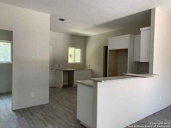 3rd image of 1319 Whispering Hills Dr