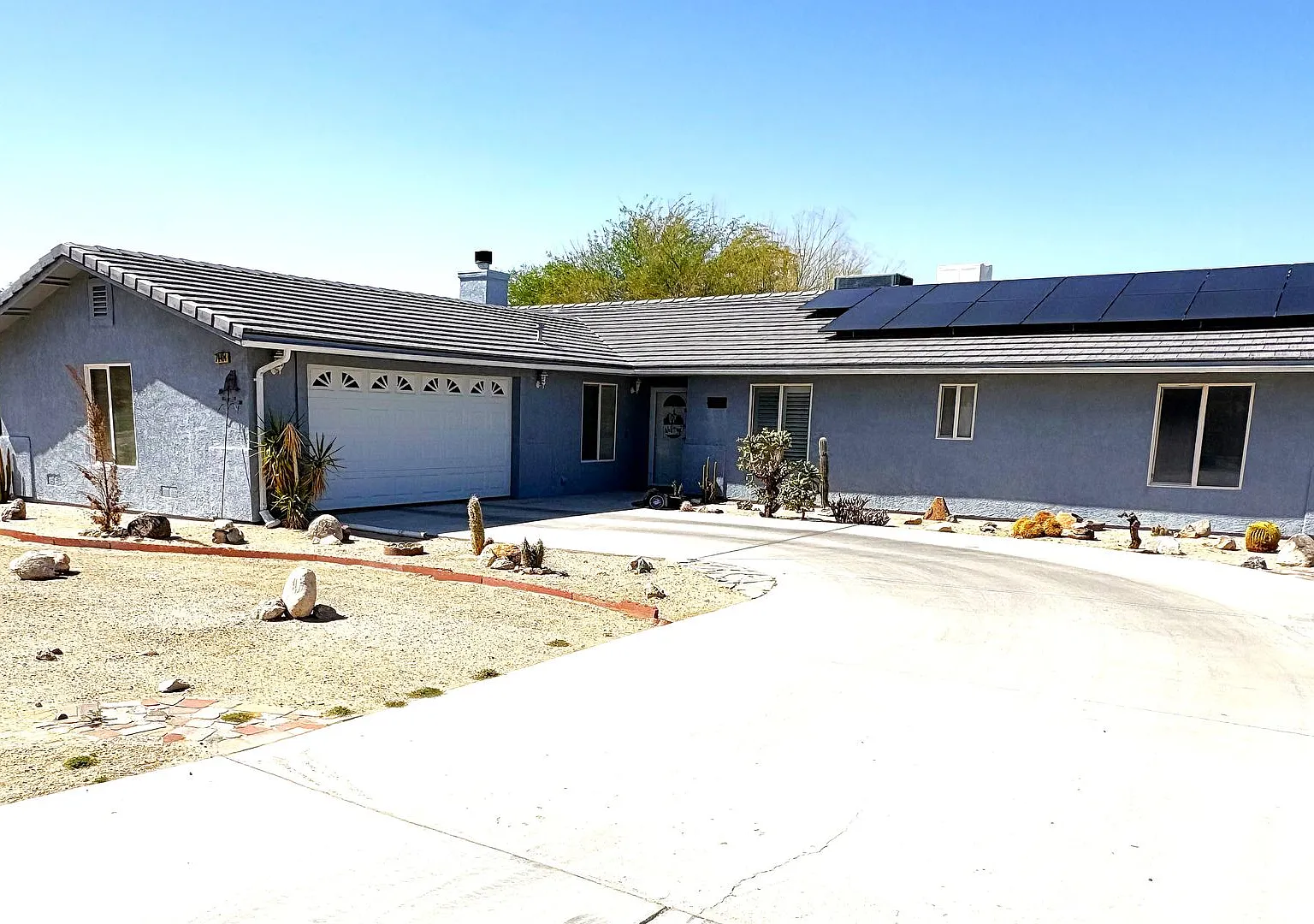 Large 3 Bedroom, 3 Bathroom Home with Solar — Photo 1