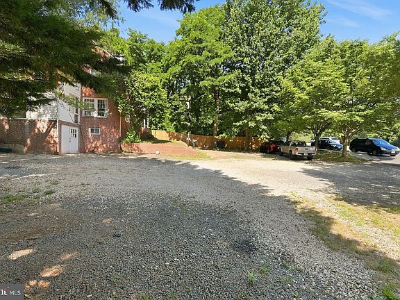 4th image of 6025 Arlington Blvd