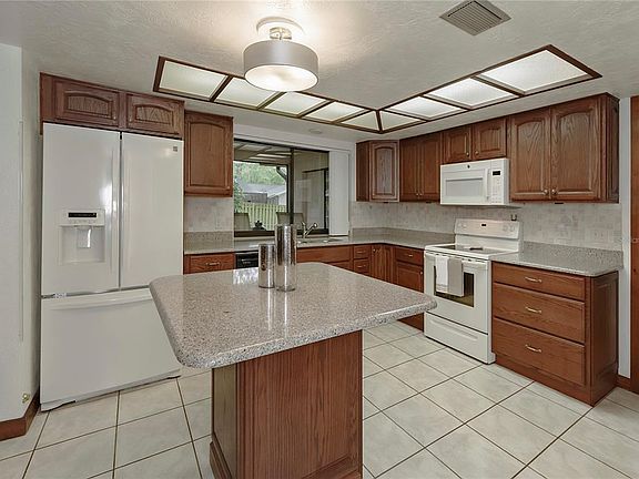 5th image of 1565 Brae Moor Ln