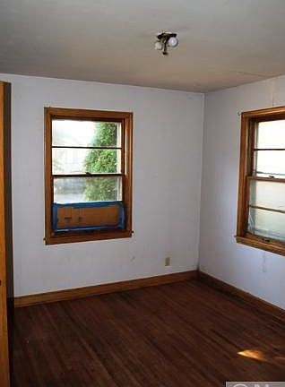 5th image of 1935 Hyacinth Ave E