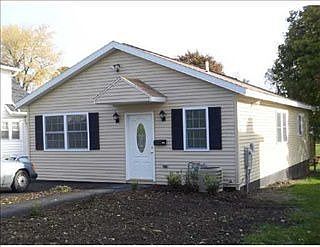 1st image of 709 1/2 Montrose Ave