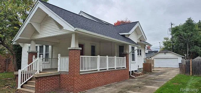 4 bed, 2.0 bath, 2600 sqft, $2,300 — Photo 2