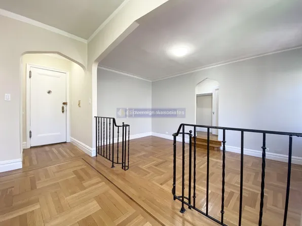 567 Ft Washington Avenue image 2 of 8