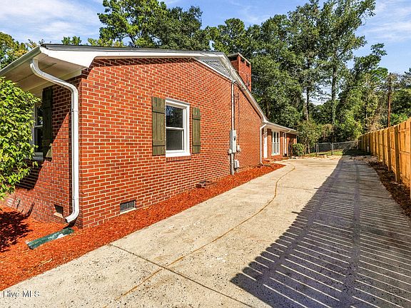 4th image of 802 Roberdel Road
