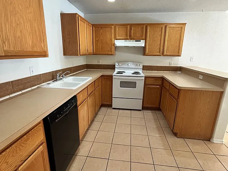 1370 Tanqueray Dr — Photo 6