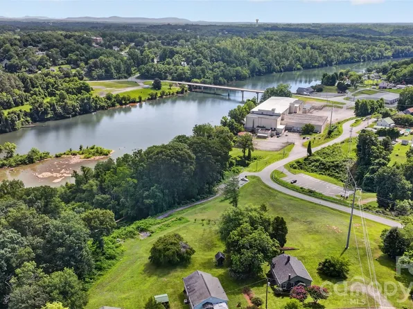 106 Lake Dr, Hickory, NC 28601