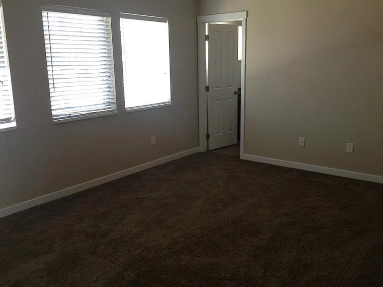 828 E Stratford Ave — Photo 5